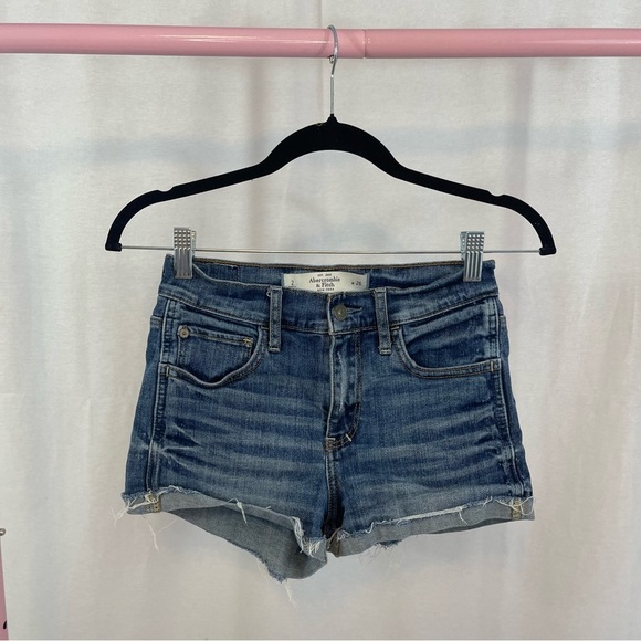 Abercrombie & Fitch Medium Wash Denim Shorts size 2 - Picture 1 of 3